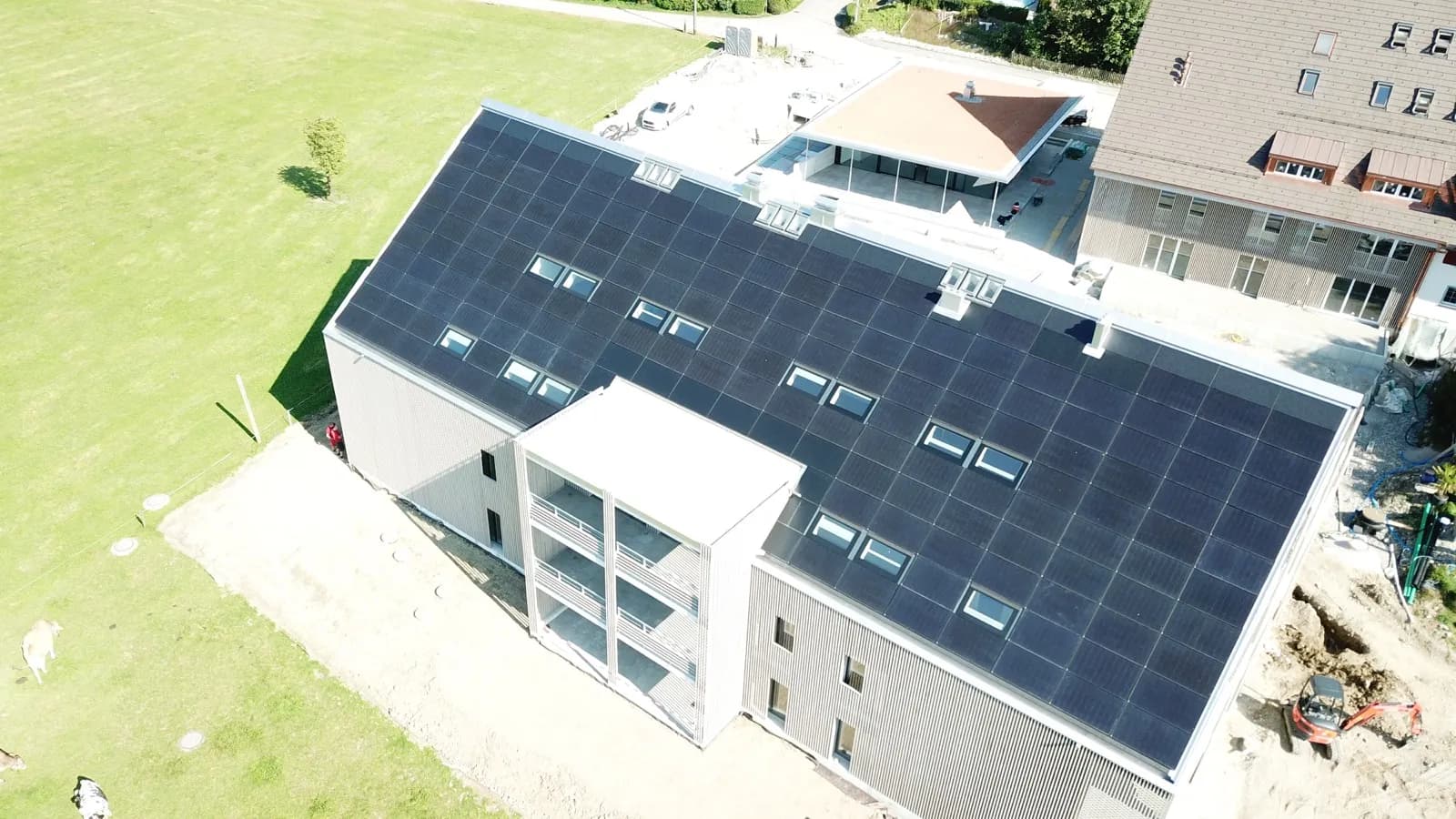 Solaranlage auf einem Mehrfamilienhaus in Hausen am Albis aus der Vogelperspektive