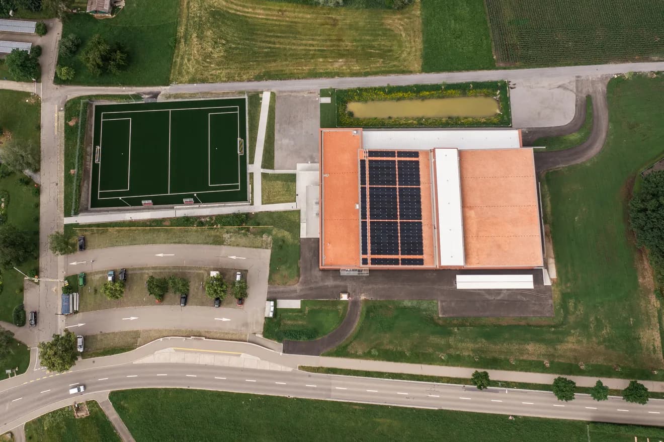 Solaranlage auf der Sportanlage in Gossau ZH aus der Vogelperspektive
